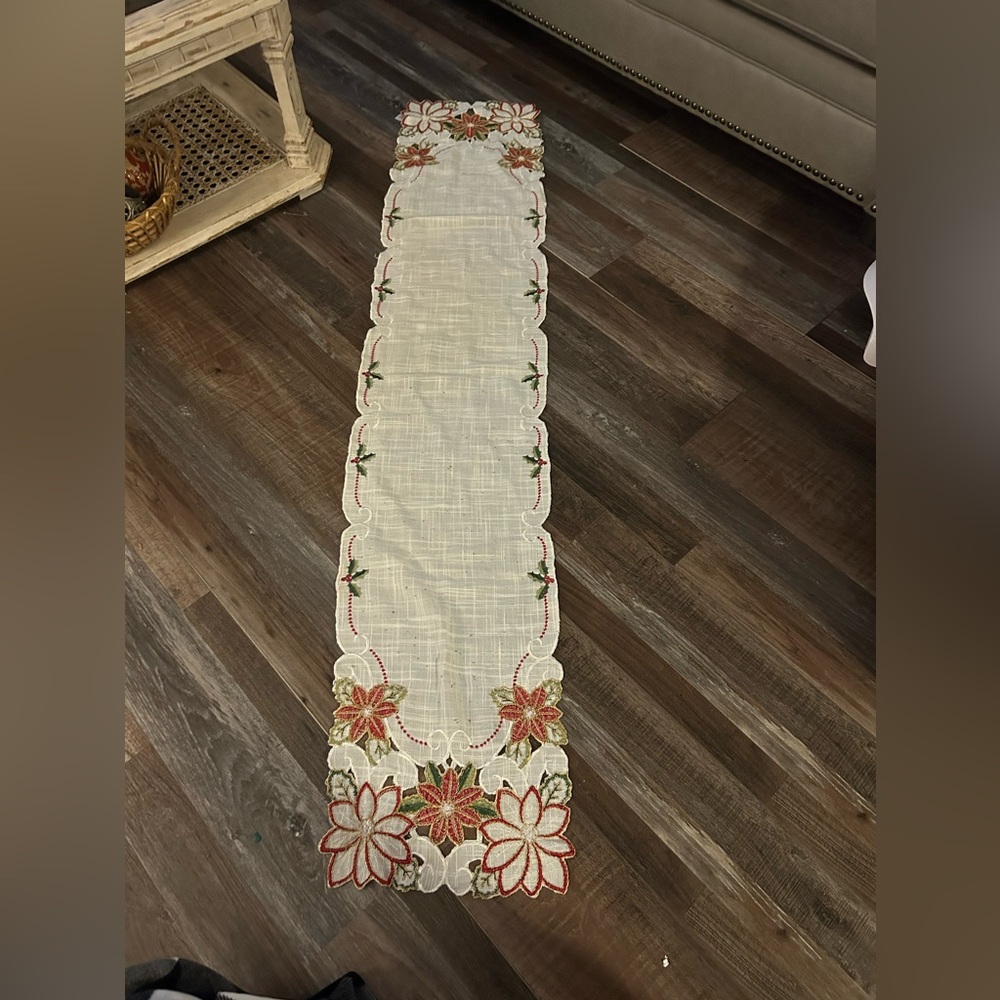 Vintage  Cherished Traditions Table Runner 14 In X 72 In Poinsetta Christmas